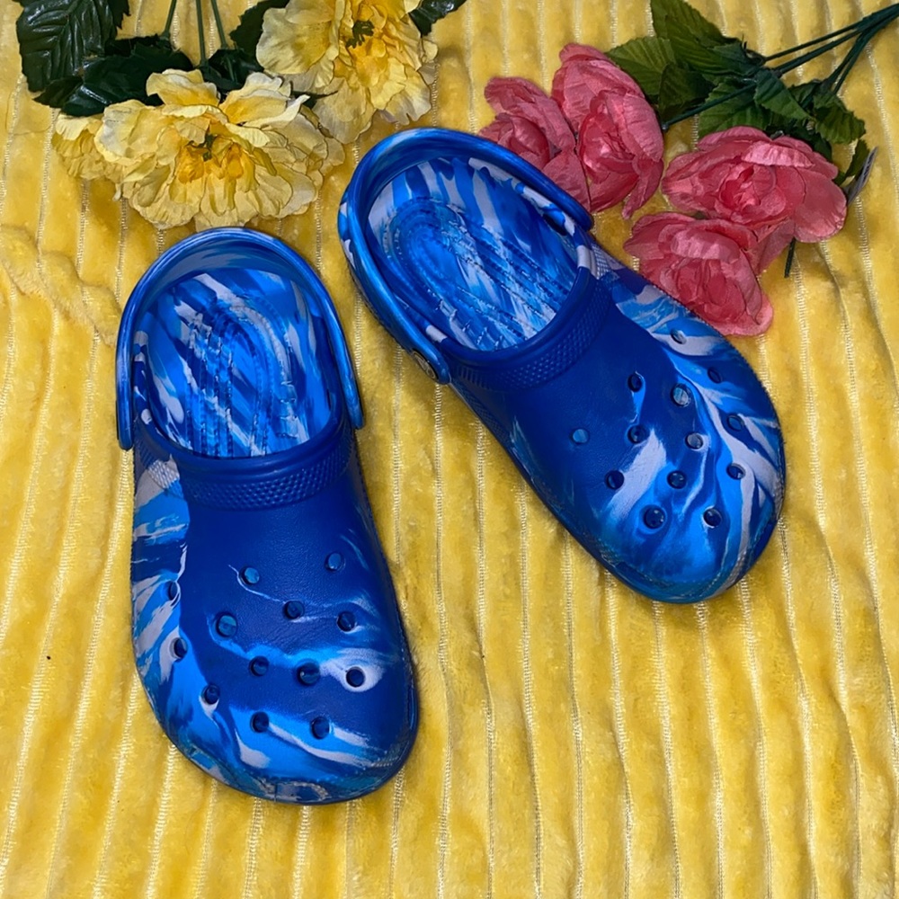 Girls, crocs, size 3 marble blue and white 🐊